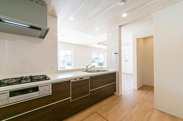 「広々ワイドサイズなシステムキッチン」せっかくのお料理空間。毎日の事だから広々システムキッチン。