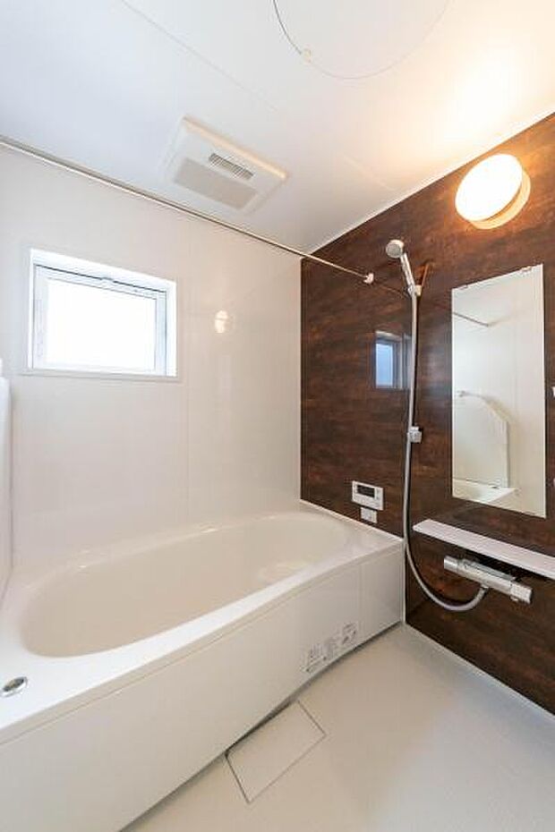 「広々バスルーム」白を基調とした清潔感のあるバスルームは是非足を延ばしてくつろいで欲しい空間。一日の疲れを癒し良質な睡眠にもつながります。