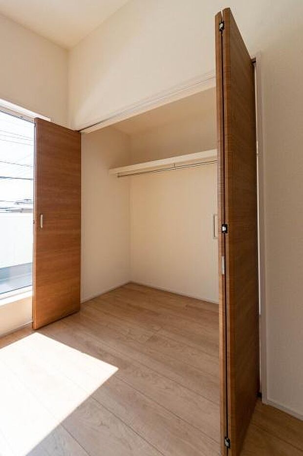 天井まで伸びる収納嬉しい収納力の高いクローゼット付き。天井付近までしっかりと収納ができる使い勝手の良いクローゼット。