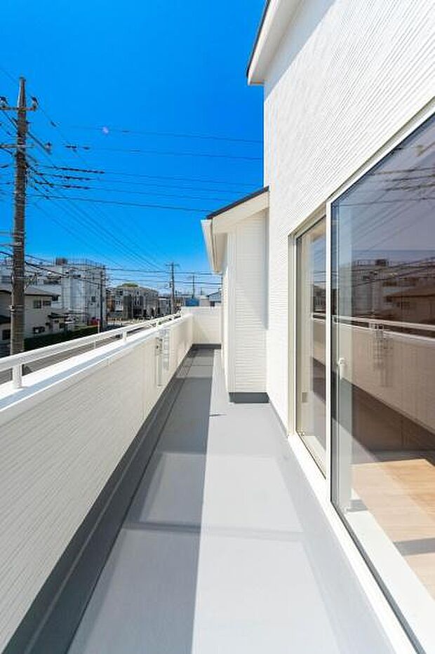 「清々しいバルコニー」広々としたバルコニーは陽当たりはもちろん、解放感や眺望も楽しめます。碧空を満喫し心が透きとおる。癒される心地よい空間。