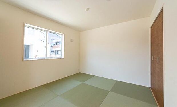 「和室は「和み」の空間」畳に座ったり、ごろんと寝転がったときの安堵感は独特のものです。木、布、紙といった自然素材の優しい手触りや素朴な温もりが和室空間に安らぎを与えてくれる、和室。