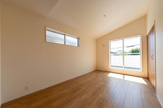 「陽の恵み」　爽やかな陽ざしを感じられる日当たりの良い洋室早起き爽やか、元気な一日に大切な陽の恵み