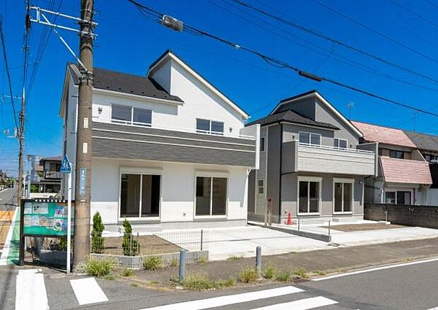 「マイホームの喜びを感じる」スタイリッシュなデザインに心満たされる。憧れのマイホームに相応しい美しく映える外観です。日当たりが良く開放感も魅力です。