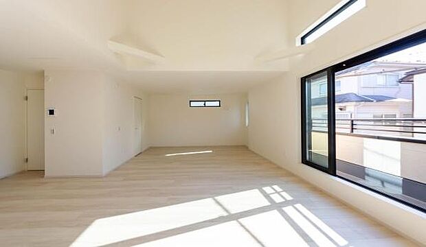 「家族が大好きなリビング」みんなが集まる広いリビング。みんなが大好きなリビングで家族団らん。みんなが集まるからこそ、一層の開放感を手にする素敵な住まい。