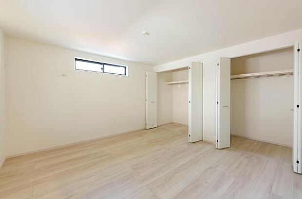 天井まで伸びる収納嬉しい収納力の高いクローゼット付き。天井付近までしっかりと収納ができる使い勝手の良いクローゼット。