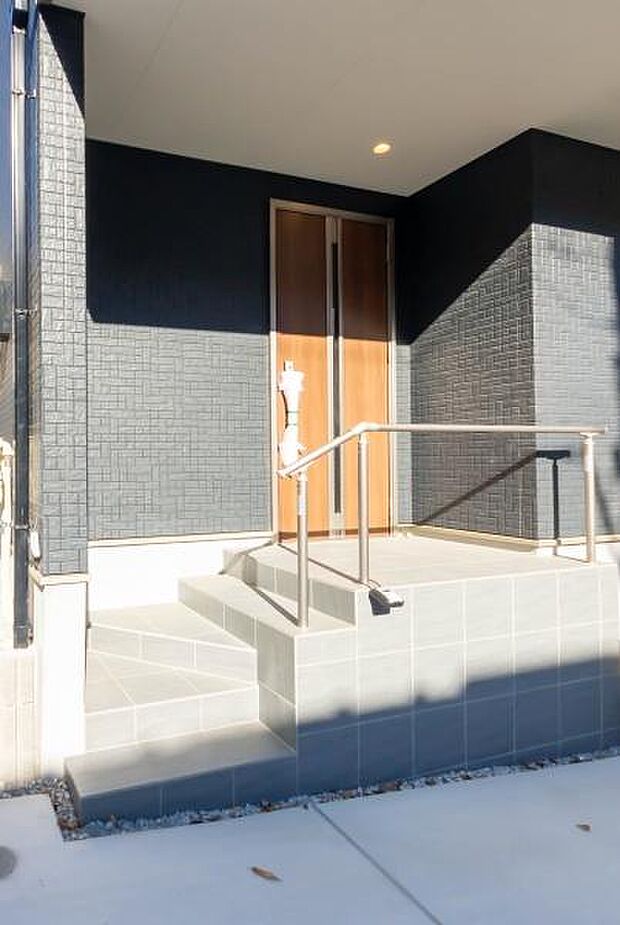 「おかえり」と「いってらっしゃい」を優しく包み込む、明るく広々とした玄関。家族の毎日が、ここから気持ちよく始まります。