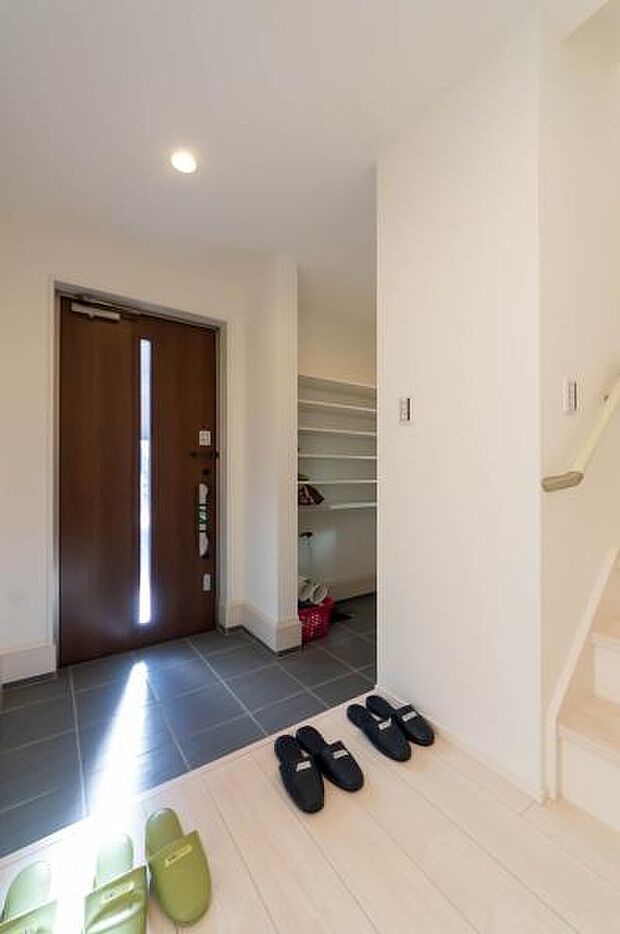 「おかえり」と「いってらっしゃい」を優しく包み込む、明るく広々とした玄関。家族の毎日が、ここから気持ちよく始まります。