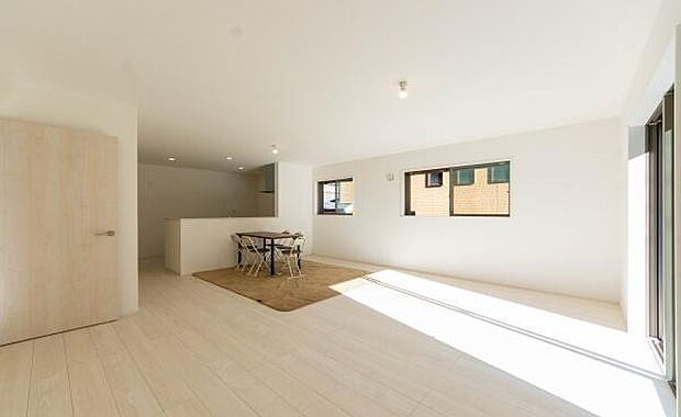 「上質な空間を」開放感と日当たりの良さに恵まれたリビング空間。上質な光は身体だけでなく心も温めてくれる。圧迫感のない空間を是非、ご堪能下さい。