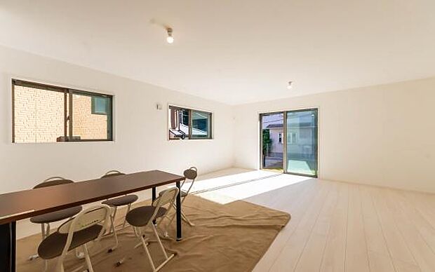 「家族が大好きなリビング」みんなが集まる広いリビング。みんなが大好きなリビングで家族団らん。みんなが集まるからこそ、一層の開放感を手にする素敵な住まい。