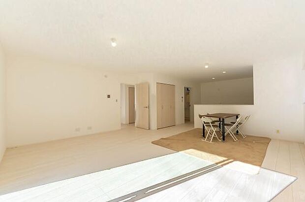 「上質な空間を」開放感と日当たりの良さに恵まれたリビング空間。上質な光は身体だけでなく心も温めてくれる。圧迫感のない空間を是非、ご堪能下さい。