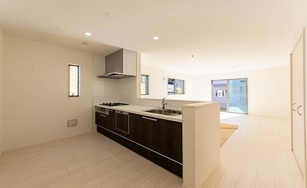 「全体を見渡せる安心感」家族の会話が弾む奥様に人気の高いカウンターキッチン、料理しながらお子様の様子の確認ができ移動しやすい広いキッチンスペースです。