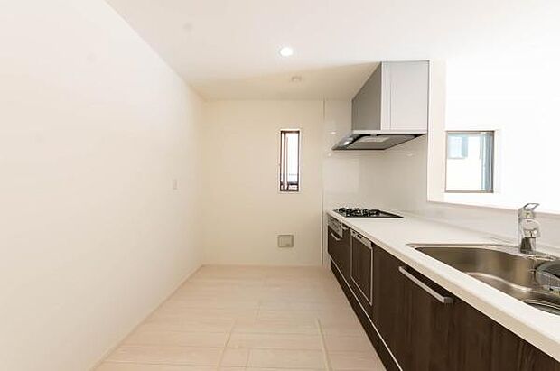 「広々ワイドサイズなシステムキッチン」せっかくのお料理空間。毎日の事だから広々システムキッチン。