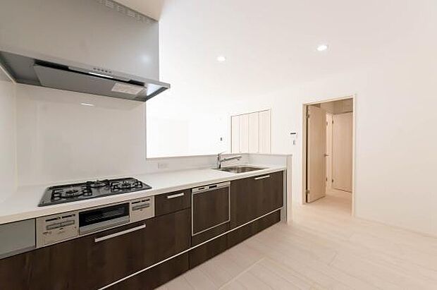 「全体を見渡せる安心感」家族の会話が弾む奥様に人気の高いカウンターキッチン、料理しながらお子様の様子の確認ができ移動しやすい広いキッチンスペースです。