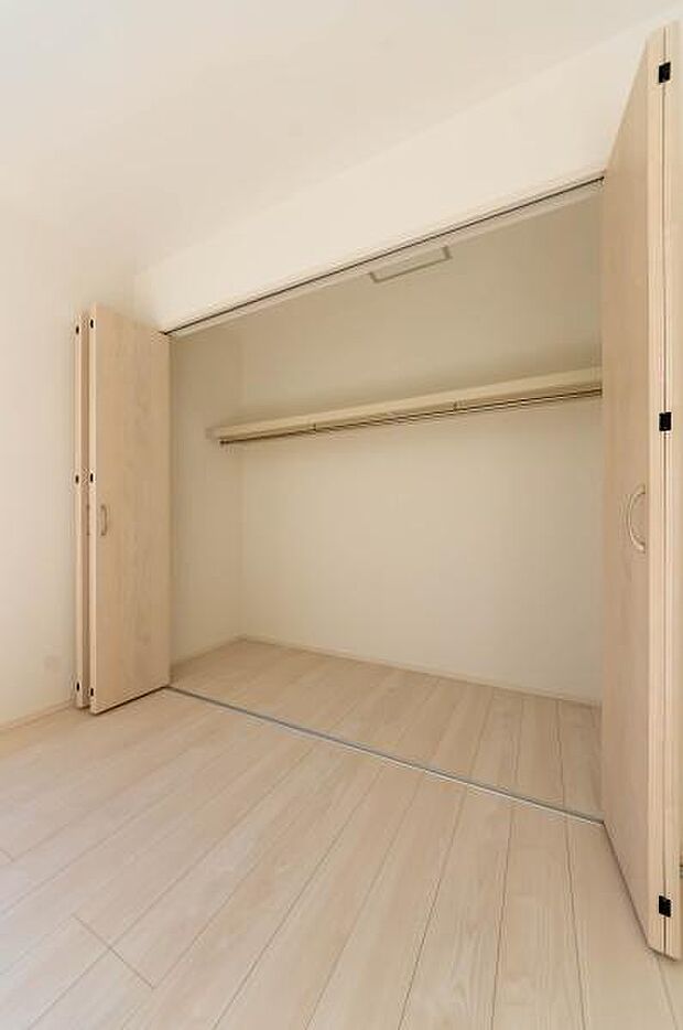 「クローゼット収納」大きく収納量豊富なクローゼット。奥行も納得サイズのクローゼット。