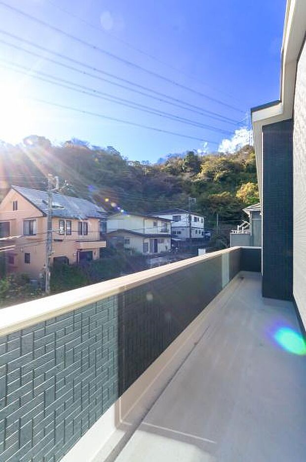 「清々しいバルコニー」広々としたバルコニーは陽当たりはもちろん、解放感や眺望も楽しめます。碧空を満喫し心が透きとおる。癒される心地よい空間。