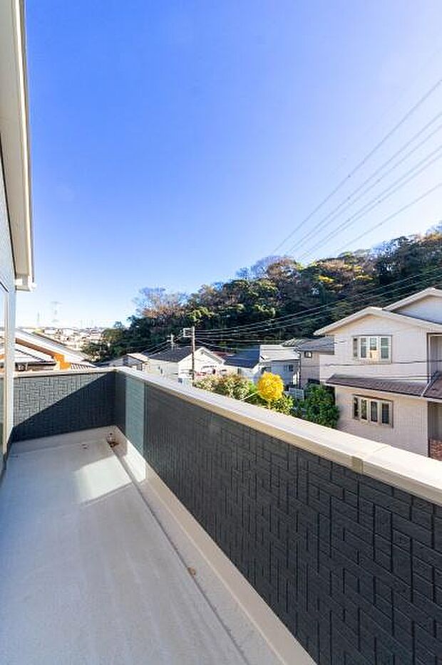 「清々しいバルコニー」広々としたバルコニーは陽当たりはもちろん、解放感や眺望も楽しめます。碧空を満喫し心が透きとおる。癒される心地よい空間。