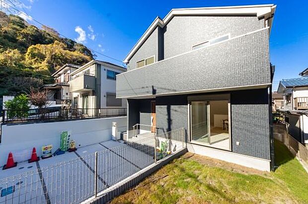 開放感＋日当たりの良さ家に入らなくても分かる日当たりの良さ。開放感の良さ。碧空も清々しく心地の良い住まい。住みたくなる家。暮らしたい町。