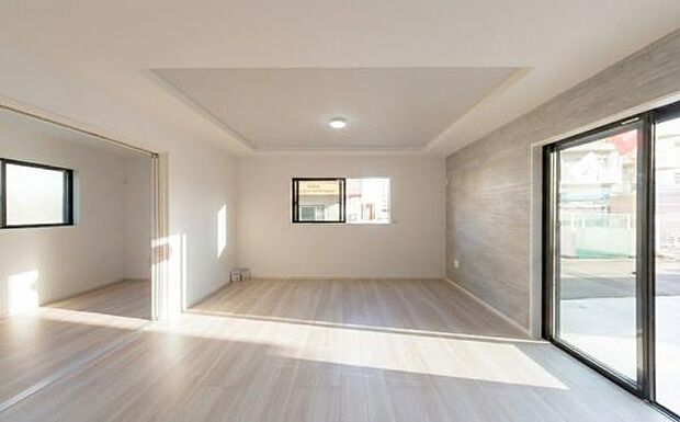 「明るく素敵な空間に」心地よい風が通り抜ける開放的なLDK。明るく清潔感あふれる空間で、心地よい毎日をお過ごしください。