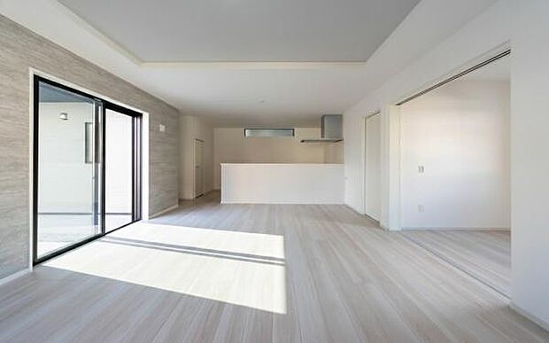 「明るく素敵な空間に」心地よい風が通り抜ける開放的なLDK。明るく清潔感あふれる空間で、心地よい毎日をお過ごしください。