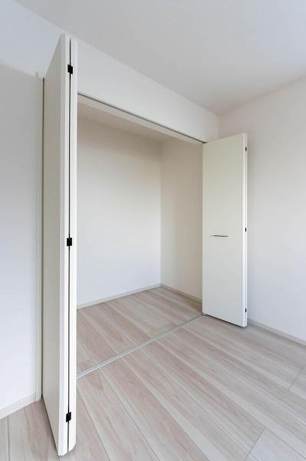 「クローゼット収納」大きく収納量豊富なクローゼット。奥行も納得サイズのクローゼット。