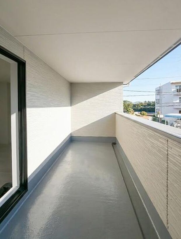 「清々しいバルコニー」広々としたバルコニーは陽当たりはもちろん、解放感や眺望も楽しめます。碧空を満喫し心が透きとおる。癒される心地よい空間。