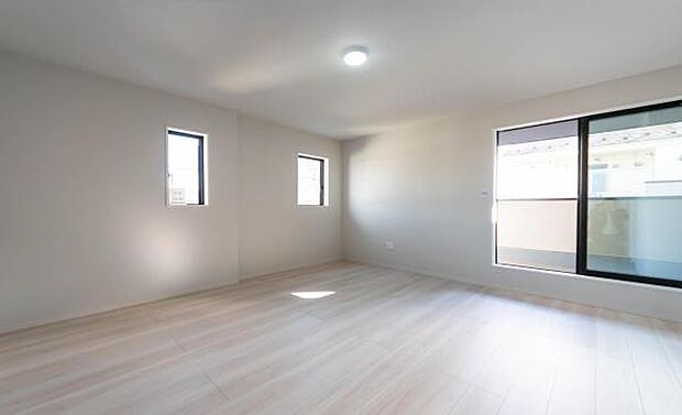 「陽の恵み」　爽やかな陽ざしを感じられる日当たりの良い洋室早起き爽やか、元気な一日に大切な陽の恵み