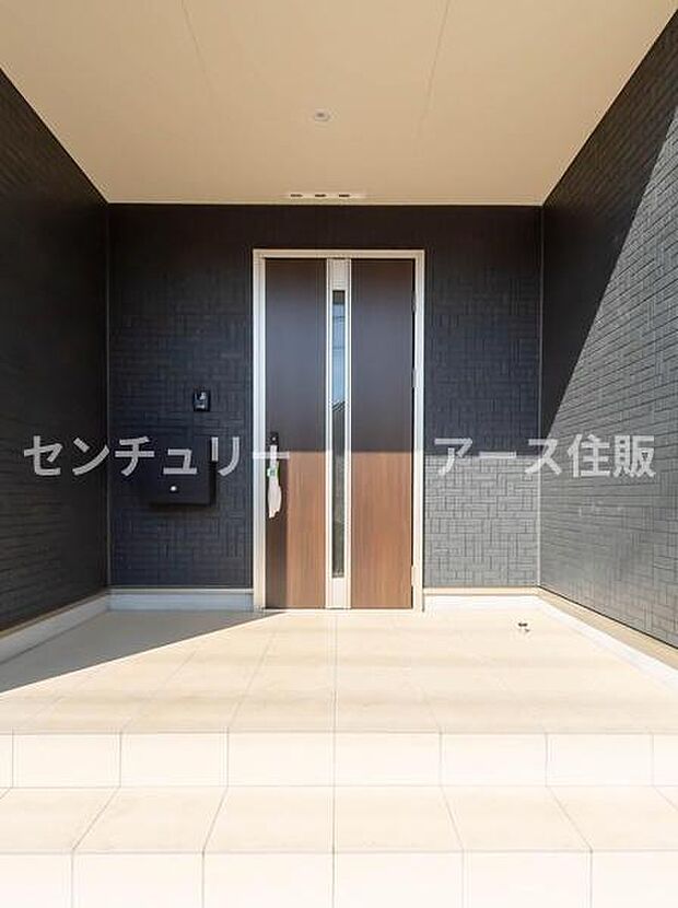 「おかえり」と「いってらっしゃい」を優しく包み込む、明るく広々とした玄関。家族の毎日が、ここから気持ちよく始まります。