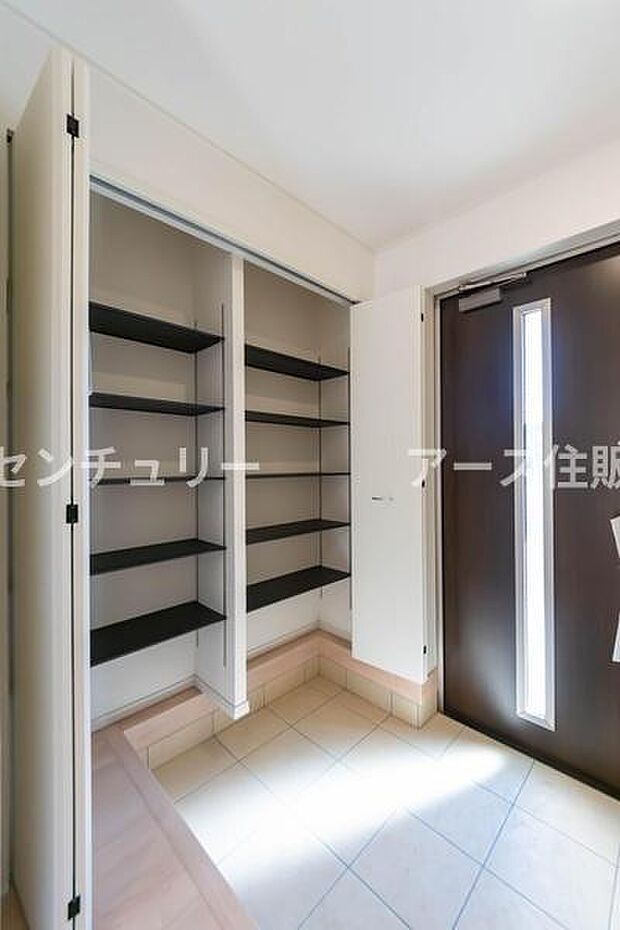 「おかえり」と「いってらっしゃい」を優しく包み込む、明るく広々とした玄関。家族の毎日が、ここから気持ちよく始まります。