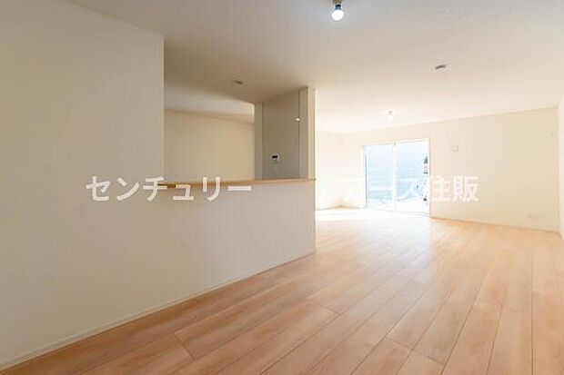 「家族が大好きなリビング」みんなが集まる広いリビング。みんなが大好きなリビングで家族団らん。みんなが集まるからこそ、一層の開放感を手にする素敵な住まい。