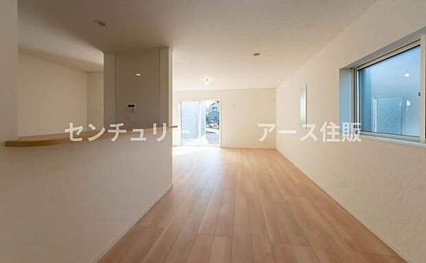 「上質な空間を」開放感と日当たりの良さに恵まれたリビング空間。上質な光は身体だけでなく心も温めてくれる。圧迫感のない空間を是非、ご堪能下さい。