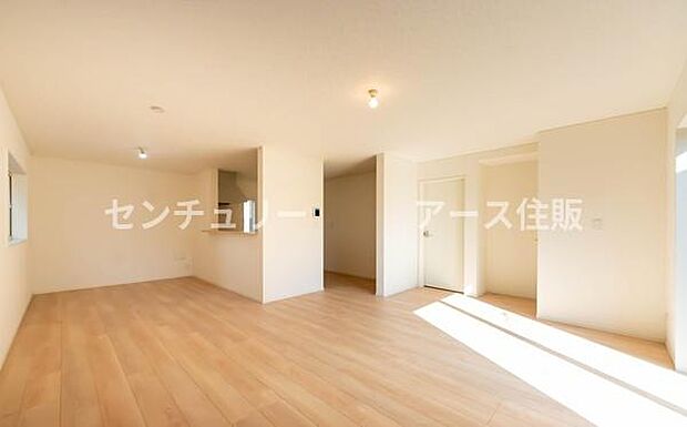 「家族が大好きなリビング」みんなが集まる広いリビング。みんなが大好きなリビングで家族団らん。みんなが集まるからこそ、一層の開放感を手にする素敵な住まい。