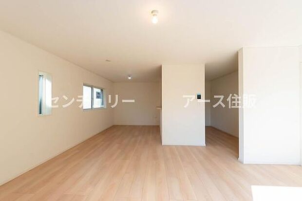 「上質な空間を」開放感と日当たりの良さに恵まれたリビング空間。上質な光は身体だけでなく心も温めてくれる。圧迫感のない空間を是非、ご堪能下さい。