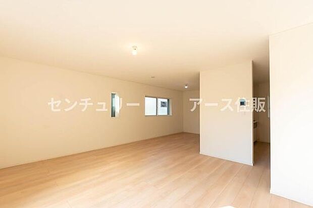 「家族が大好きなリビング」みんなが集まる広いリビング。みんなが大好きなリビングで家族団らん。みんなが集まるからこそ、一層の開放感を手にする素敵な住まい。