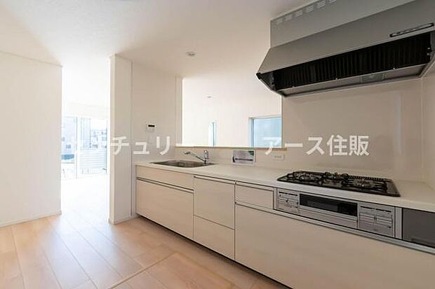 「全体を見渡せる安心感」家族の会話が弾む奥様に人気の高いカウンターキッチン、料理しながらお子様の様子の確認ができ移動しやすい広いキッチンスペースです。