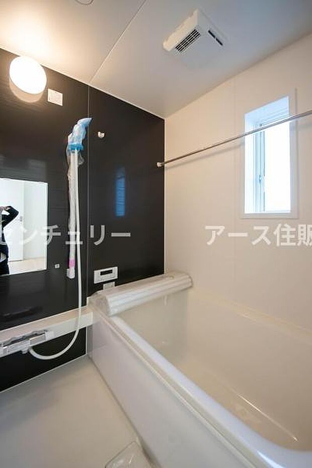 「広々バスルーム」白を基調とした清潔感のあるバスルームは是非足を延ばしてくつろいで欲しい空間。一日の疲れを癒し良質な睡眠にもつながります。