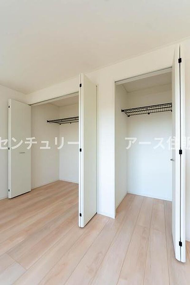 天井まで伸びる収納嬉しい収納力の高いクローゼット付き。天井付近までしっかりと収納ができる使い勝手の良いクローゼット。