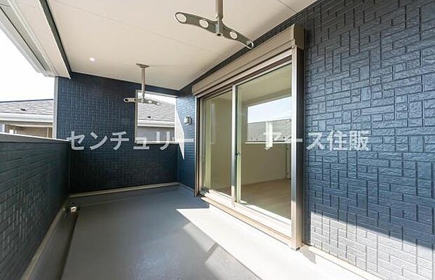 「清々しいバルコニー」広々としたバルコニーは陽当たりはもちろん、解放感や眺望も楽しめます。碧空を満喫し心が透きとおる。癒される心地よい空間。