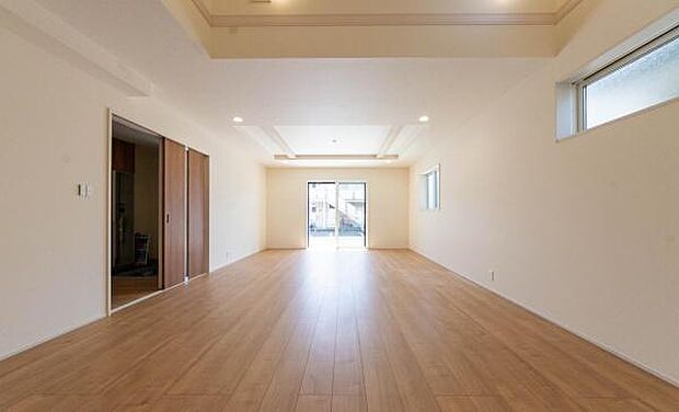 陽だまりの中で過ごす休日の朝。お子様がのびのびと遊ぶ姿を眺めながら、ゆったりとした時を過ごせる理想の住まいです。