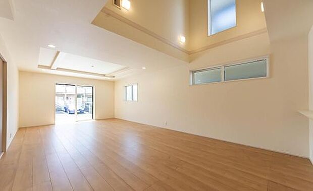 大空間リビングは家族のオアシスへ毎日家族が笑顔で生活する空間であるリビング。広さと明るさには拘ってほしい空間です。お子様の成長に合わせて家具の配置なども広いからこそ可能です。