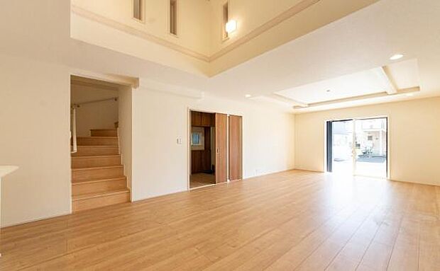 「上質な空間を」開放感と日当たりの良さに恵まれたリビング空間。上質な光は身体だけでなく心も温めてくれる。圧迫感のない空間を是非、ご堪能下さい。