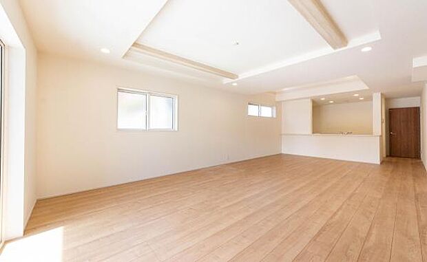 「家族が大好きなリビング」みんなが集まる広いリビング。みんなが大好きなリビングで家族団らん。みんなが集まるからこそ、一層の開放感を手にする素敵な住まい。