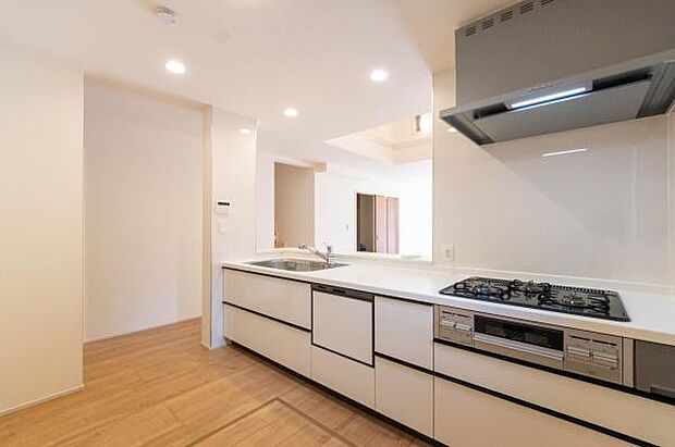 「全体を見渡せる安心感」家族の会話が弾む奥様に人気の高いカウンターキッチン、料理しながらお子様の様子の確認ができ移動しやすい広いキッチンスペースです。