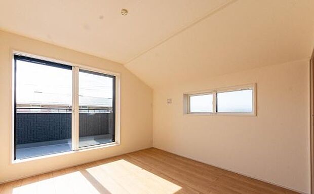 「自分の部屋ができた！」そんなお子様の喜ぶ顔が目に浮かぶようです。それぞれの部屋で過ごす時間が、家族の素敵な思い出になりますね。