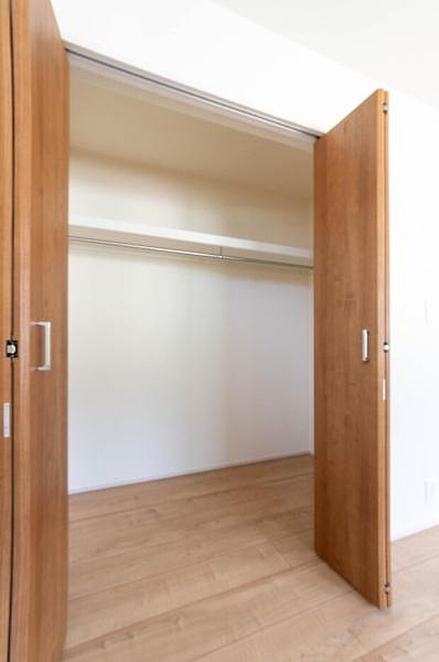 天井まで伸びる収納嬉しい収納力の高いクローゼット付き。天井付近までしっかりと収納ができる使い勝手の良いクローゼット。