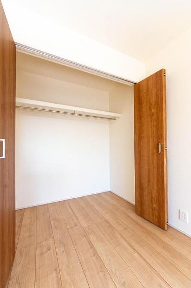 天井まで伸びる収納嬉しい収納力の高いクローゼット付き。天井付近までしっかりと収納ができる使い勝手の良いクローゼット。