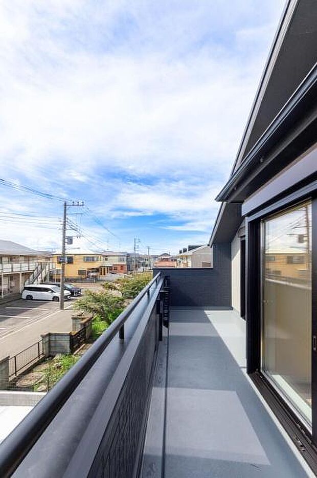 「清々しいバルコニー」広々としたバルコニーは陽当たりはもちろん、解放感や眺望も楽しめます。碧空を満喫し心が透きとおる。癒される心地よい空間。