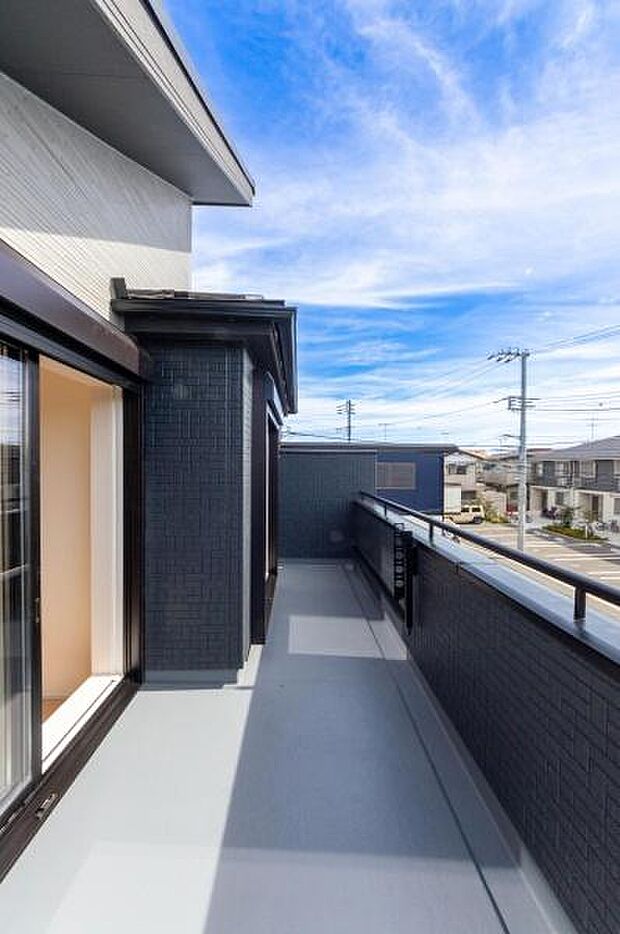 「清々しいバルコニー」広々としたバルコニーは陽当たりはもちろん、解放感や眺望も楽しめます。碧空を満喫し心が透きとおる。癒される心地よい空間。