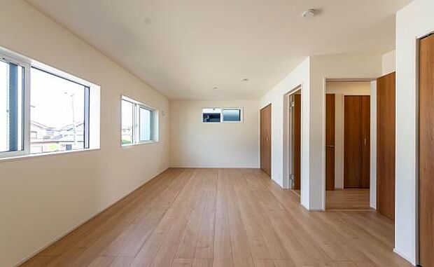 どんなインテリアも素敵に映えるシンプルで明るいお部屋です。家族の成長とともに、お部屋も自由にコーディネート。理想の暮らしを創り上げる楽しみが待っています。