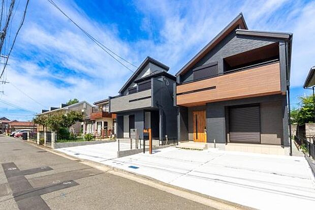 「マイホームの喜びを感じる」どの角度で眺めても、所有感が満たされる理想的で素敵な住まい。スタイリッシュなデザインに心満たされる。憧れのマイホームに相応しい美しく映える外観です。