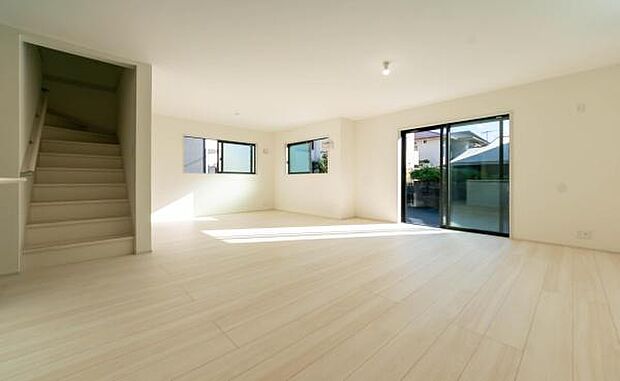 明るさを確保する多方向の窓と、家族が繋がる対面キッチン。暮らしやすさを考え抜いた設計で、毎日の「快適」を実感できます。